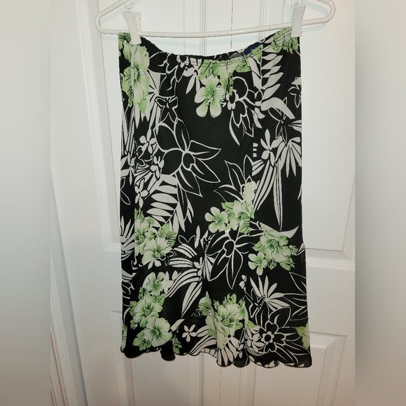 💚 2/$20 Reitmans floral print skirt with an elastic waist size 5 - Picture 2 of 3